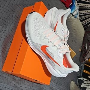 Nike Athletic Shoes White and Orange